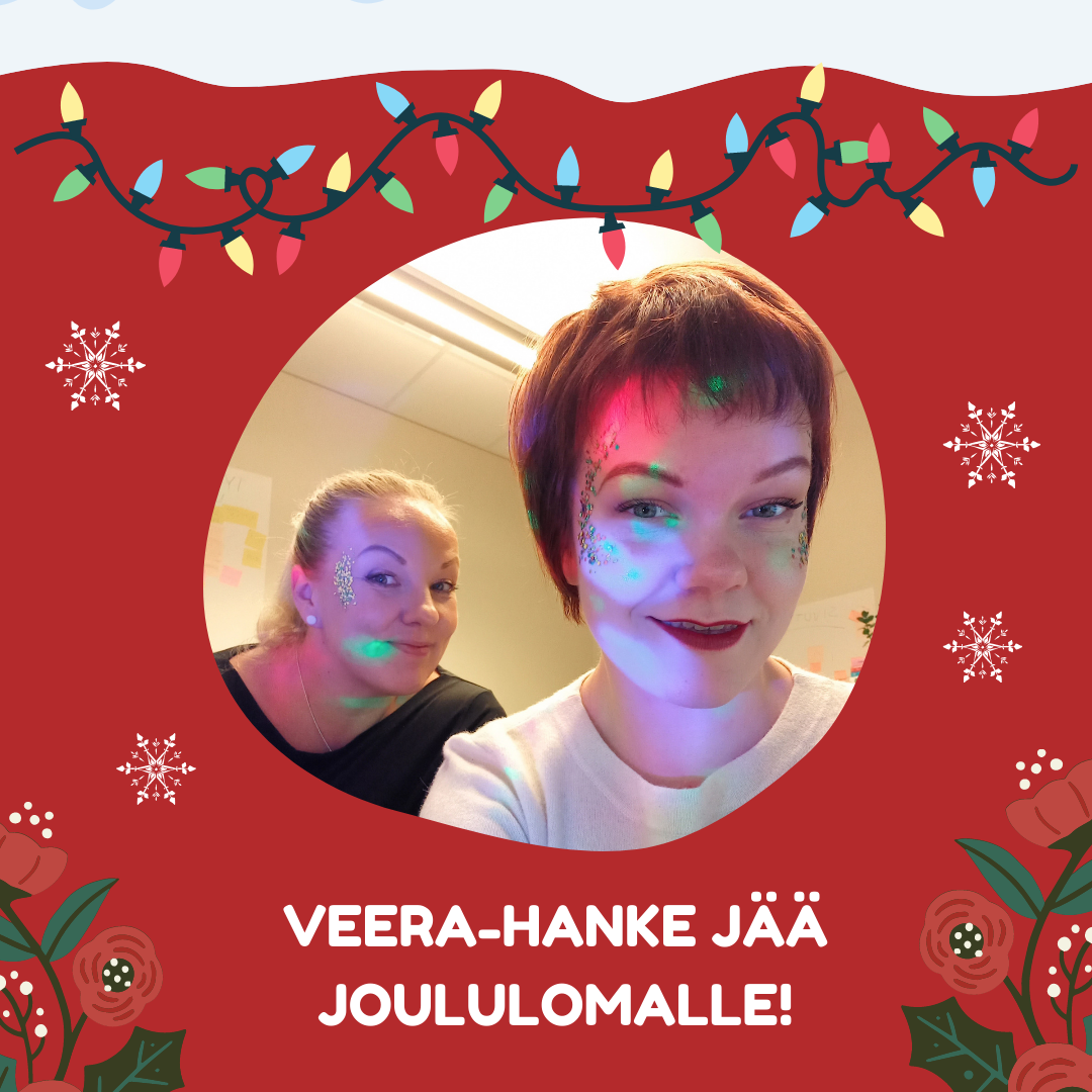 Joululomakuva Valokuva, jossa Anni ja Jaana kurkkaavat luukusta jouluisissa merkeissä. Värivalot loistavat.