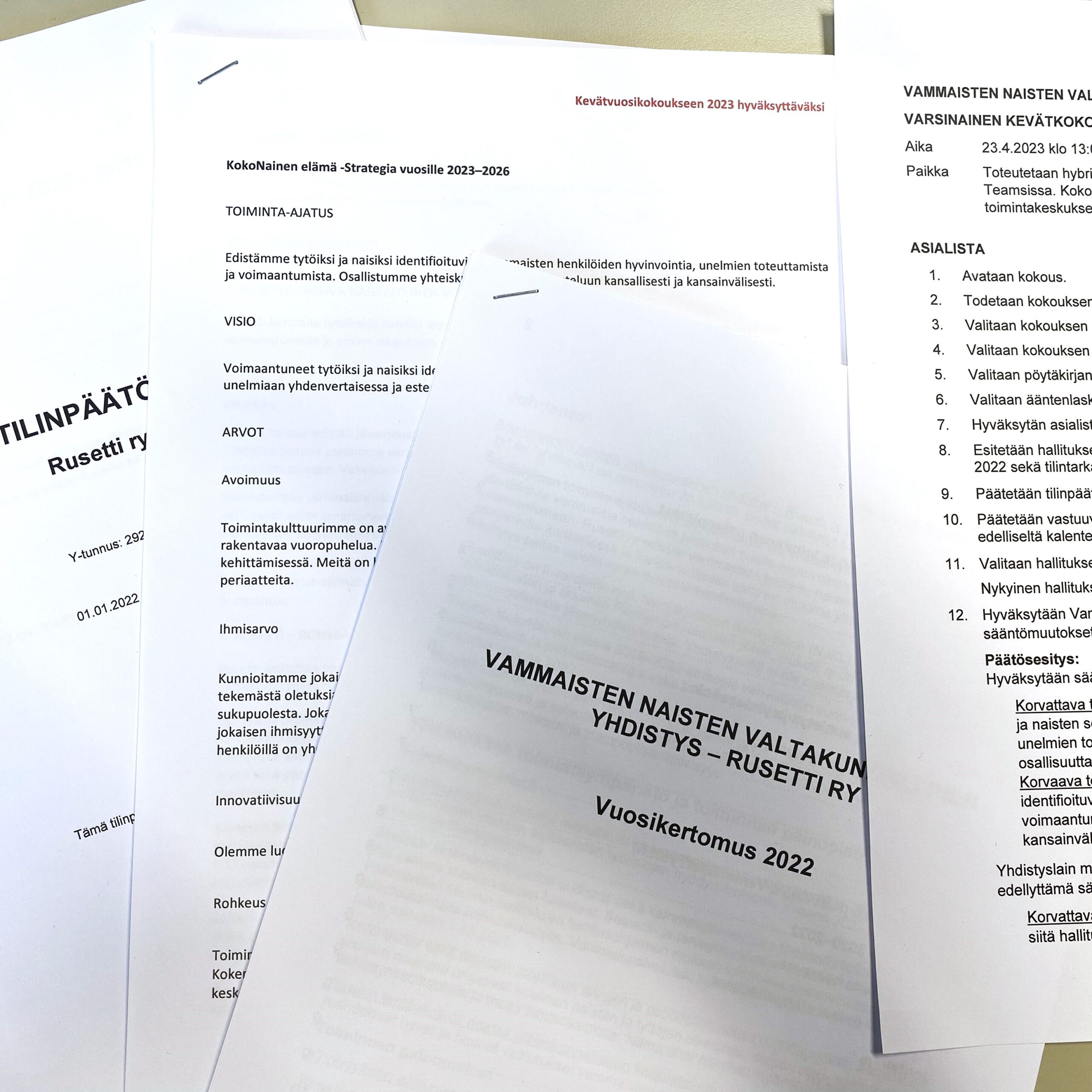 kevatkokous2023 Valokuvassa järjestöpäällikkö Anni Täckman ja ministeri Sanni Grahn-Laasonen. Anni istuu manuaalipyörätuolissa ja Sanni seisoo vieressä.