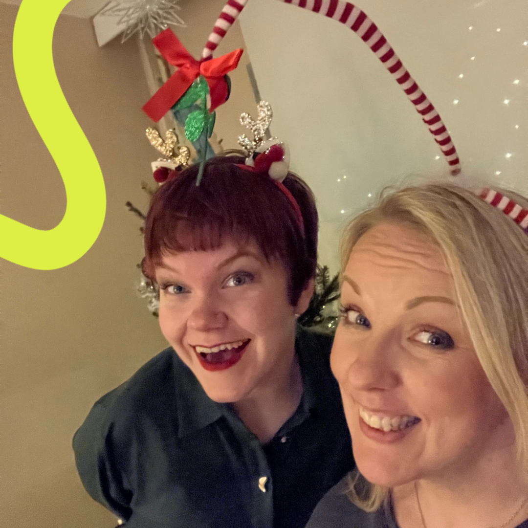 Jaanan ja Annin joulukuva. Selfie jouluhiuspannat päässä.