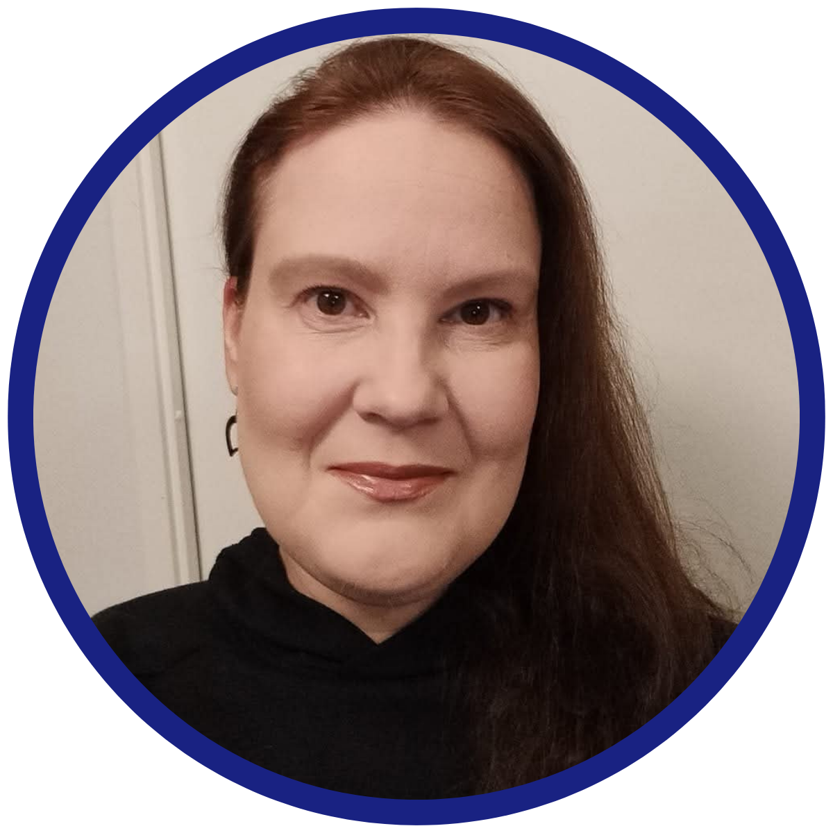 Blogin kirjoittajan Tiian kuva, Tiia hymyilee ja hänellä on pitkät ruskeat hiukset.