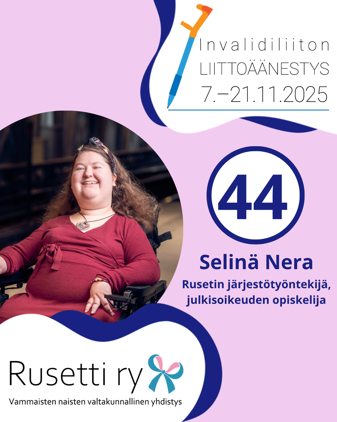 Vaalikuva Selinästä istumassa sähköpyörätuolissa. Mukana kuvassa äänestysnumero ja tausta on pinkki.