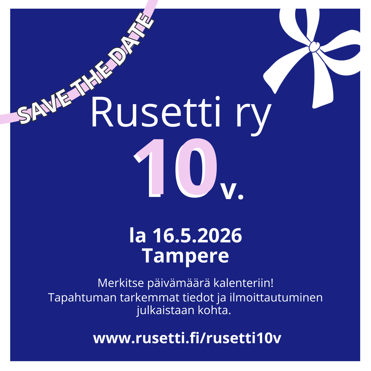 Kuvituskuva Save the date -tyyliin Rusetin synttäreistä Tamprereella. Tausta tumman sininen ja sisältää valkoista tekstiä sekä pinkkiä lisä väriä.